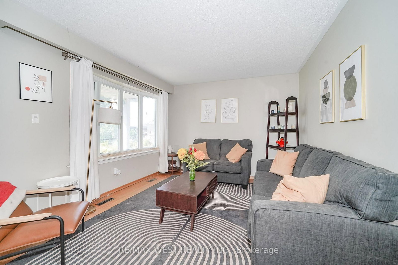 1105 Valley Court • Oshawa, ON photo 4