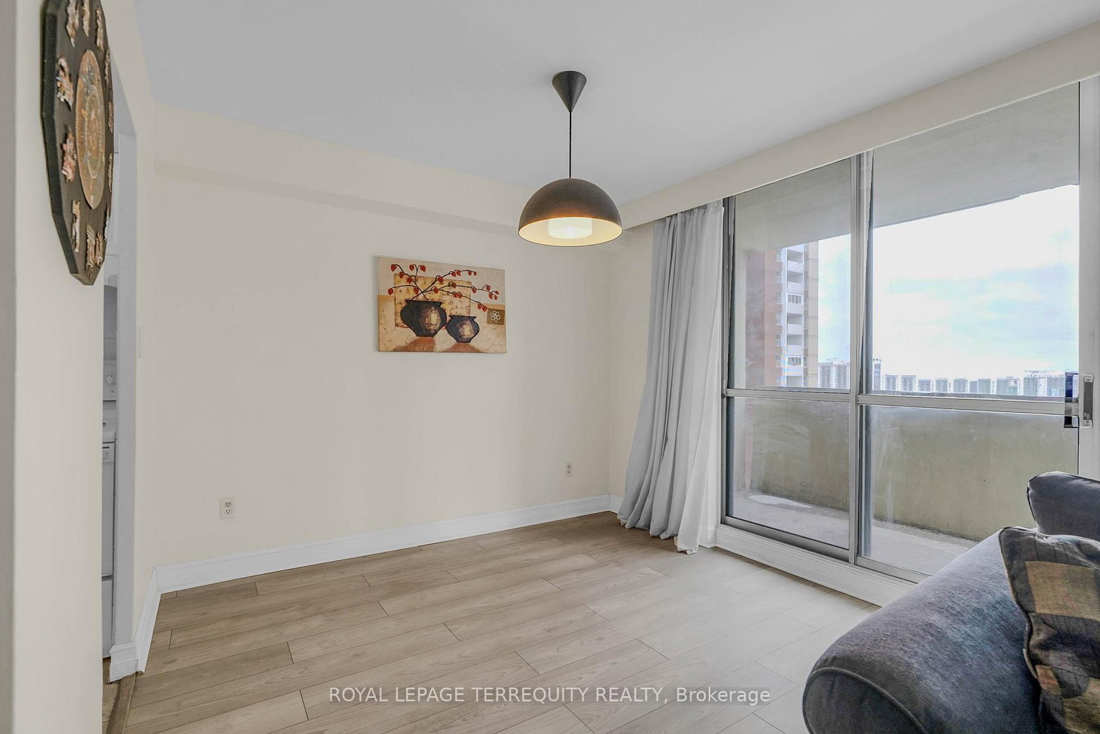 1 Massey Square • #1703 • Toronto, ON photo 12