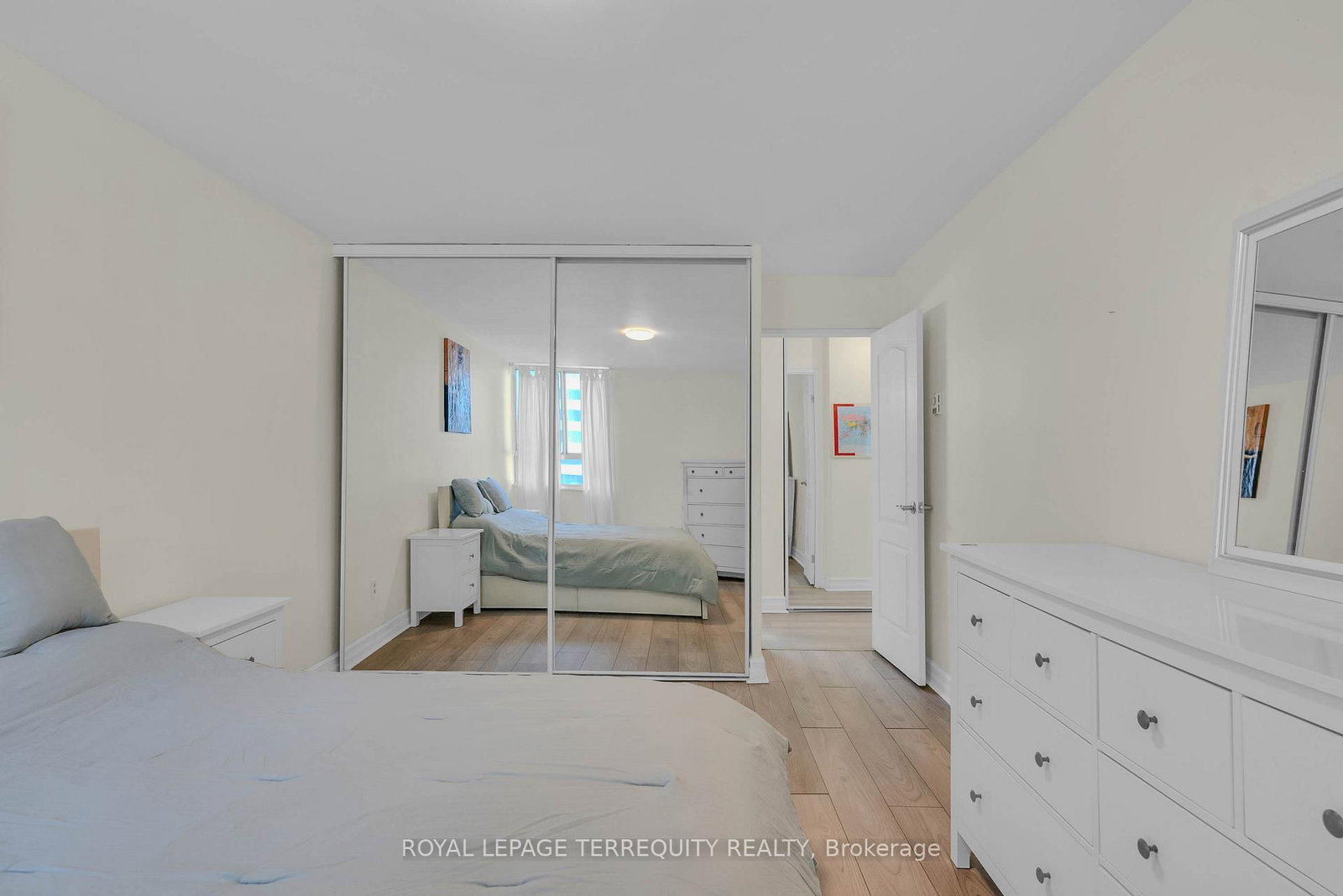 1 Massey Square • #1703 • Toronto, ON photo 19