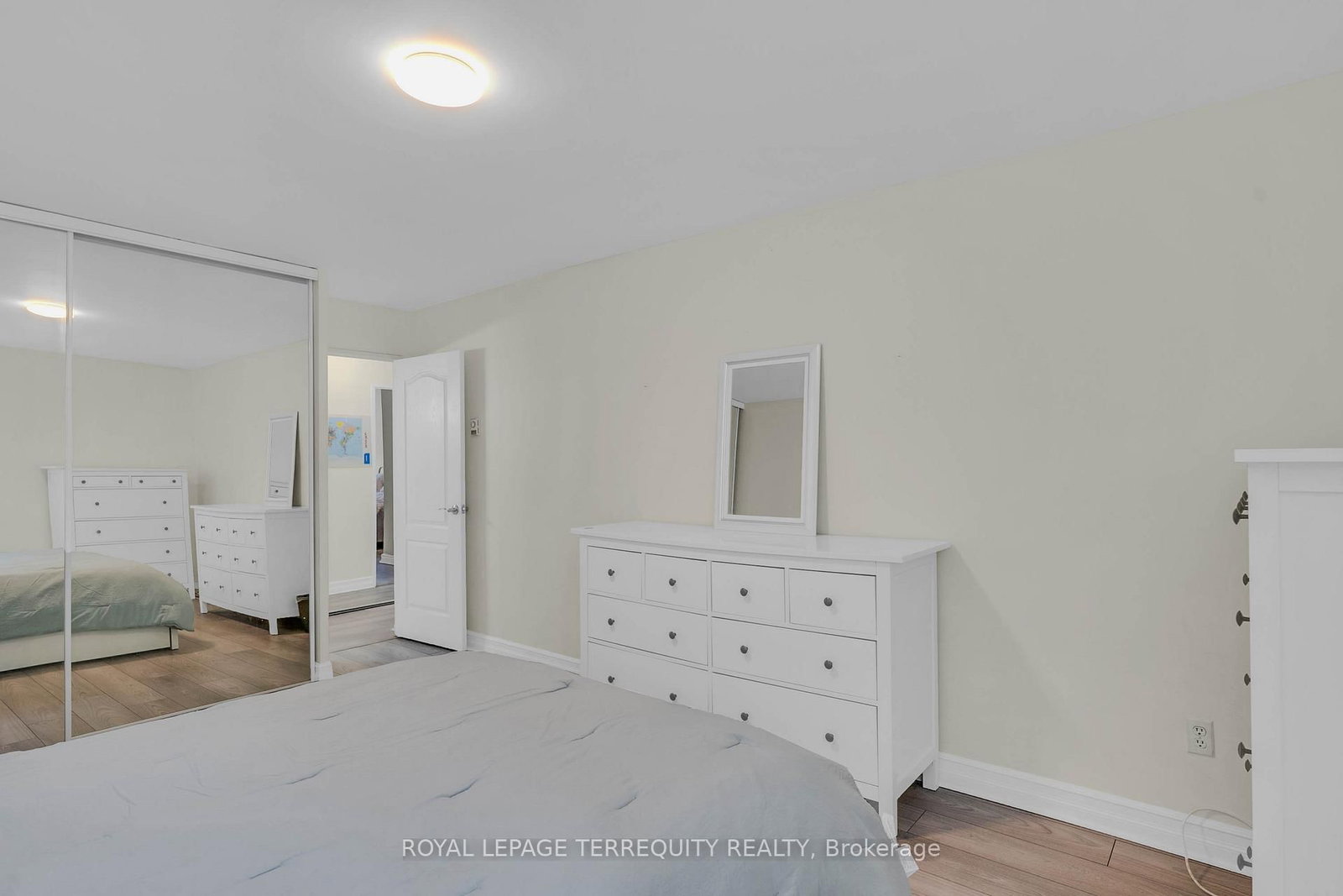 1 Massey Square • #1703 • Toronto, ON photo 20
