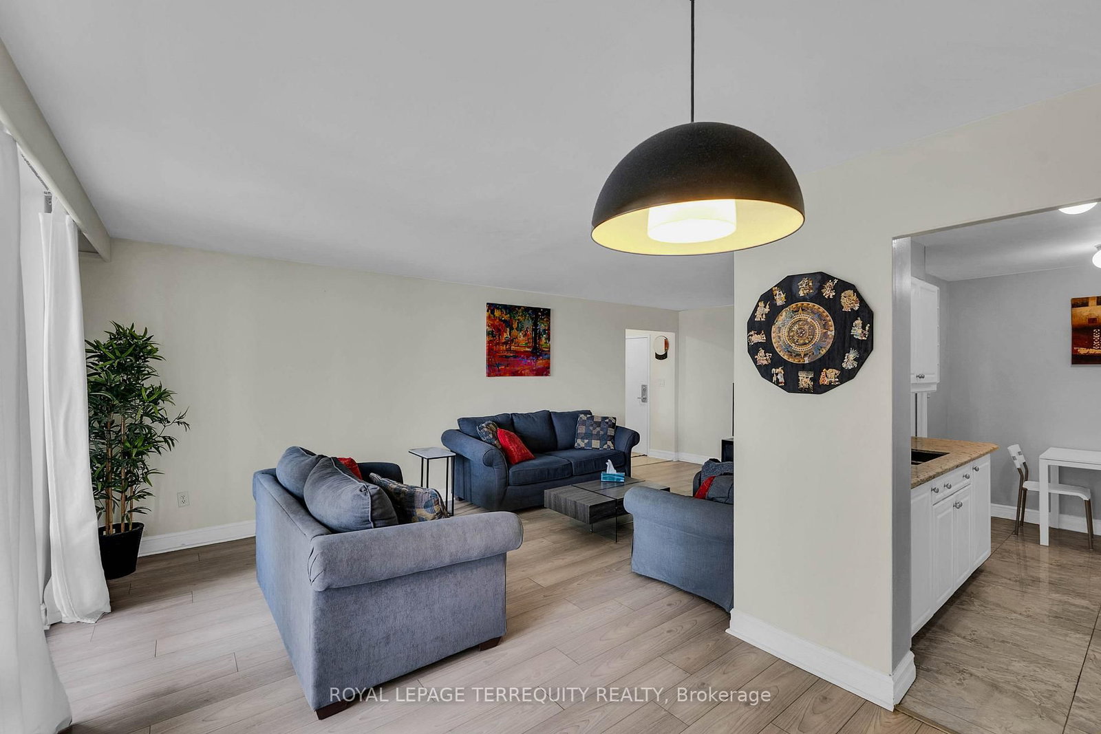 1 Massey Square • #1703 • Toronto, ON photo 8