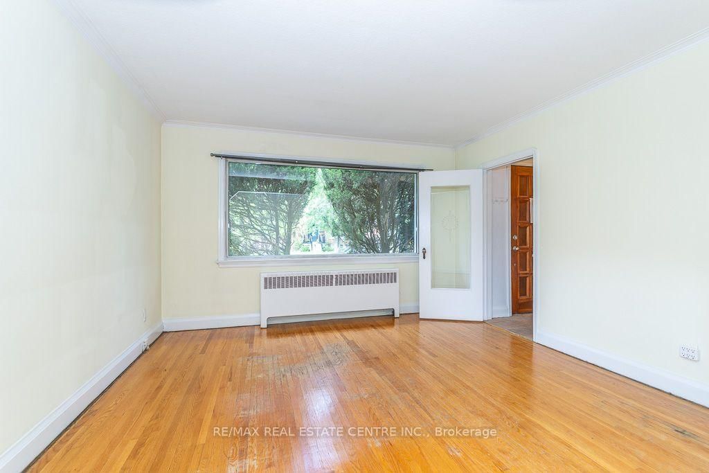27 Innismore Crescent • Toronto, ON photo 10