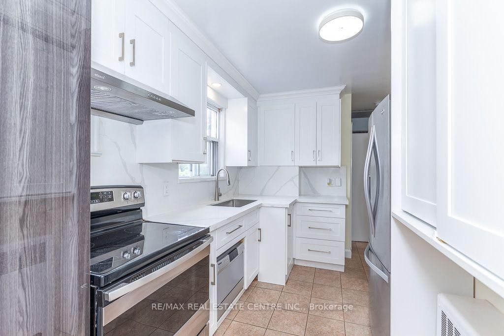27 Innismore Crescent • Toronto, ON photo 12