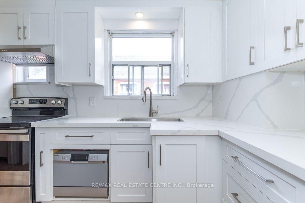 27 Innismore Crescent • Toronto, ON photo 16