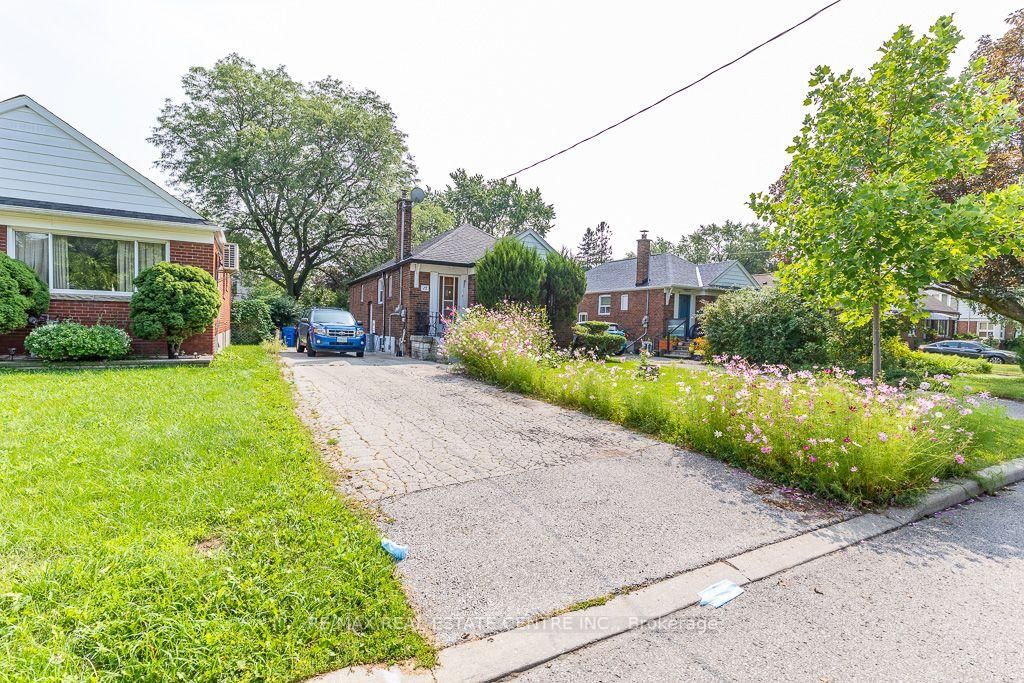 27 Innismore Crescent • Toronto, ON photo 2