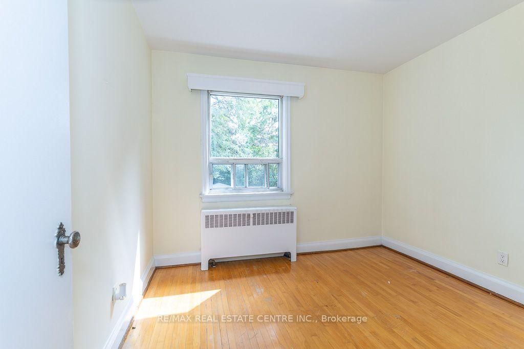 27 Innismore Crescent • Toronto, ON photo 21