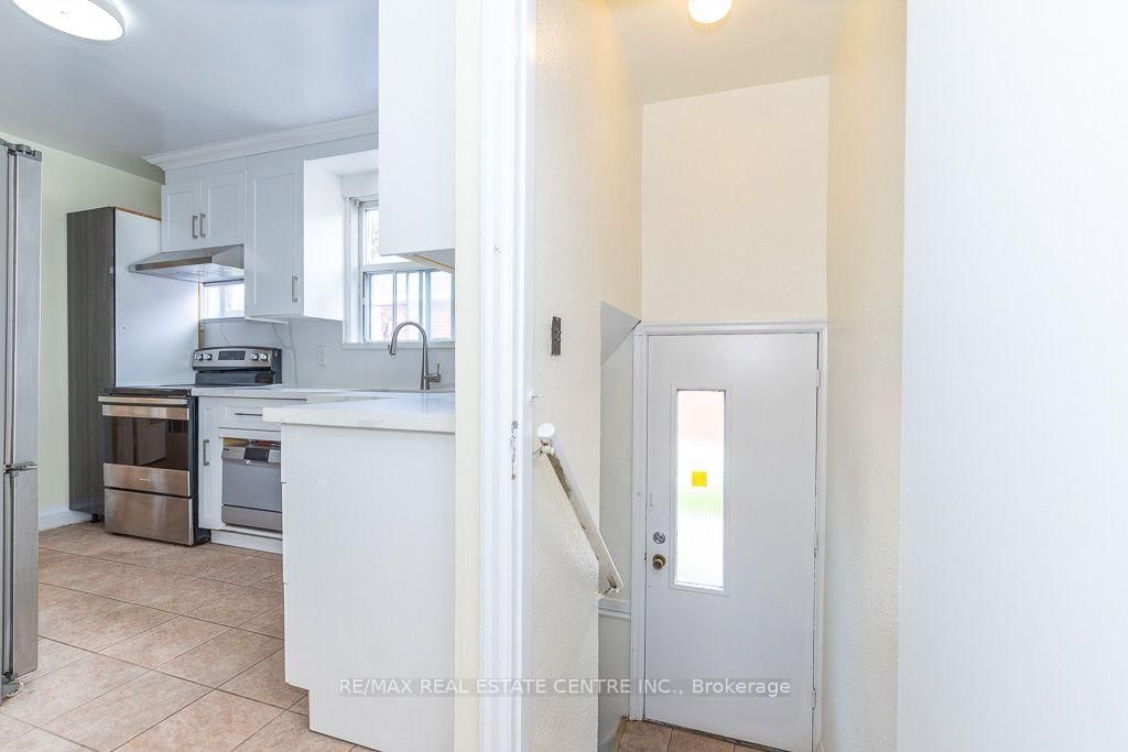 27 Innismore Crescent • Toronto, ON photo 24