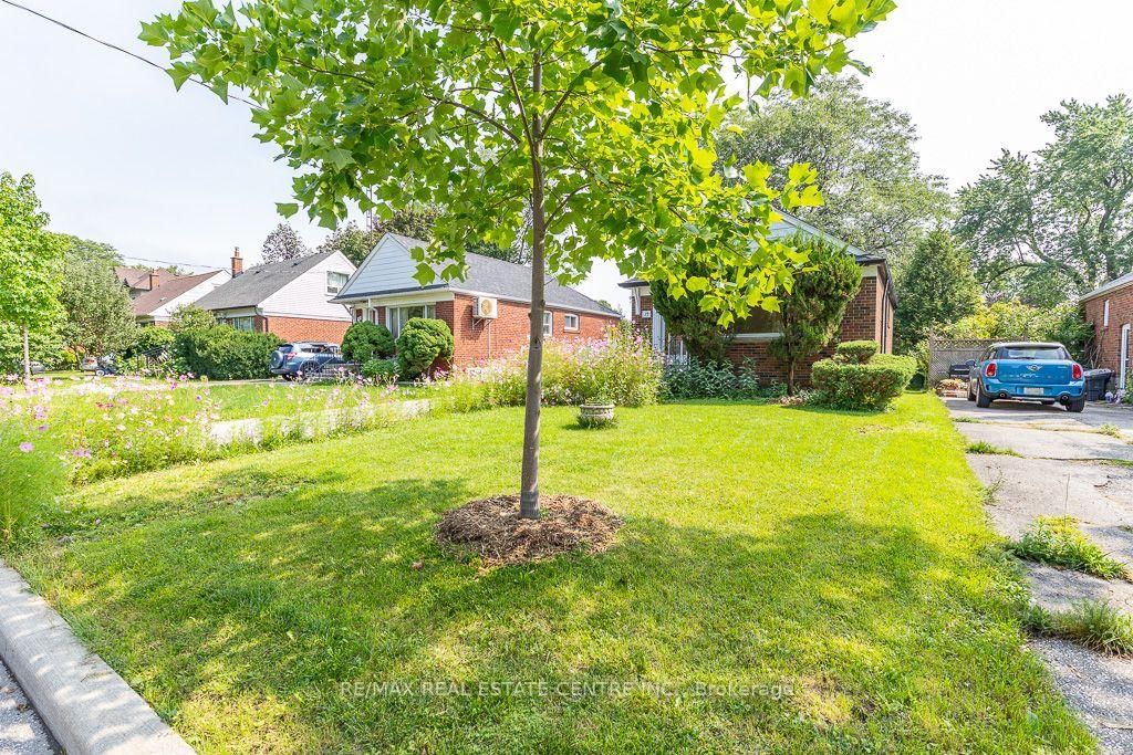 27 Innismore Crescent • Toronto, ON photo 4