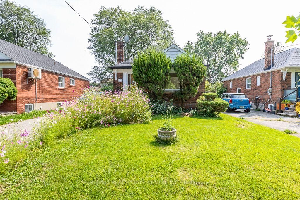 27 Innismore Crescent • Toronto, ON photo 5