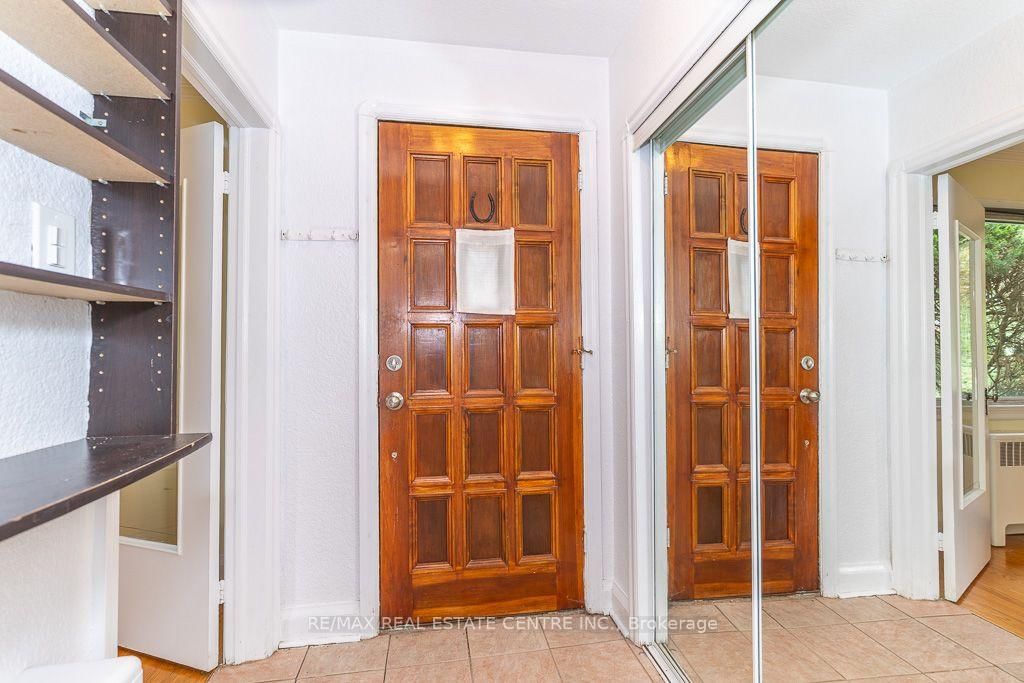 27 Innismore Crescent • Toronto, ON photo 6