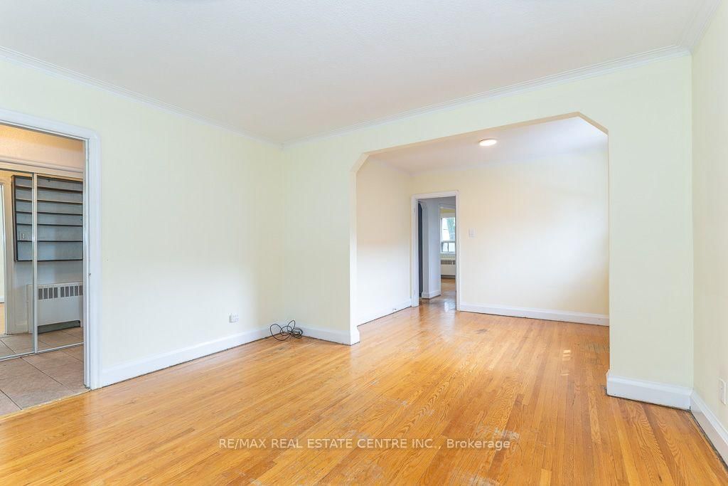 27 Innismore Crescent • Toronto, ON photo 8