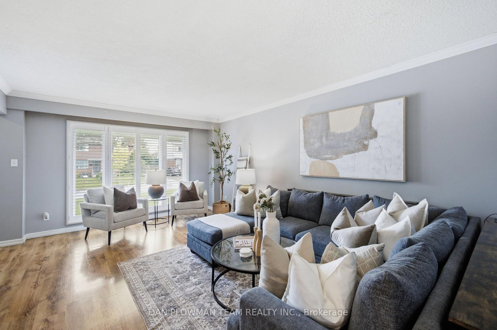 302 Vancouver Crescent • Oshawa, ON photo 5