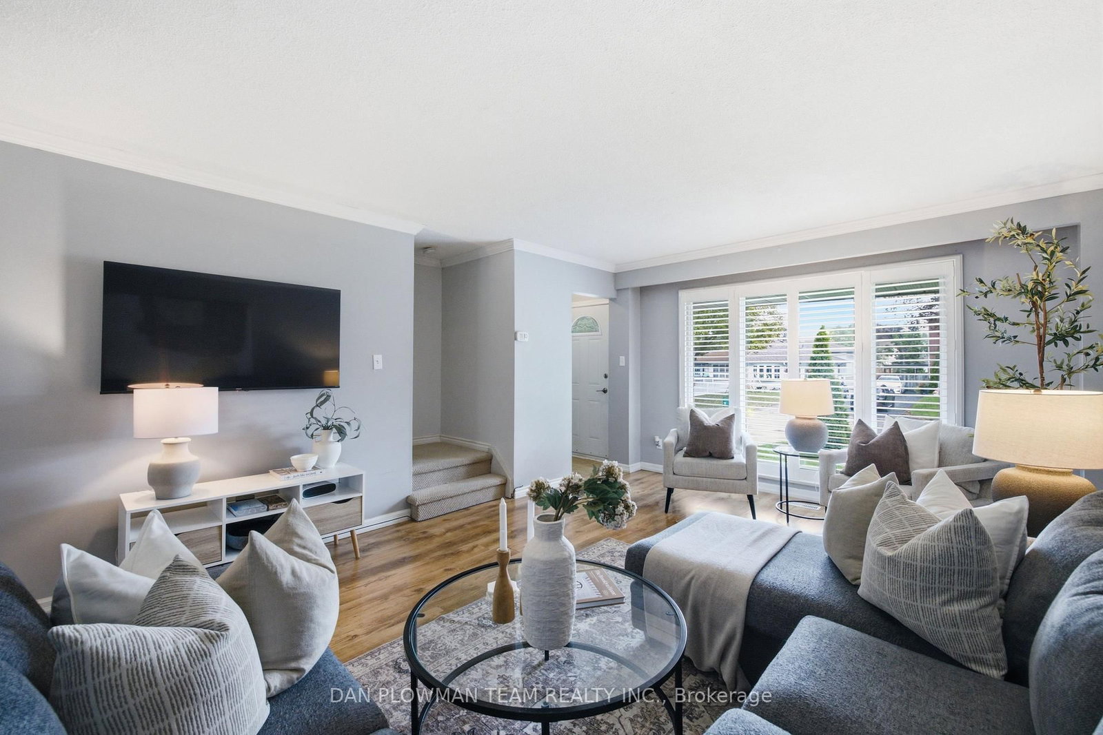 302 Vancouver Crescent • Oshawa, ON photo 6