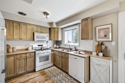 302 Vancouver Crescent • Oshawa, ON photo 8
