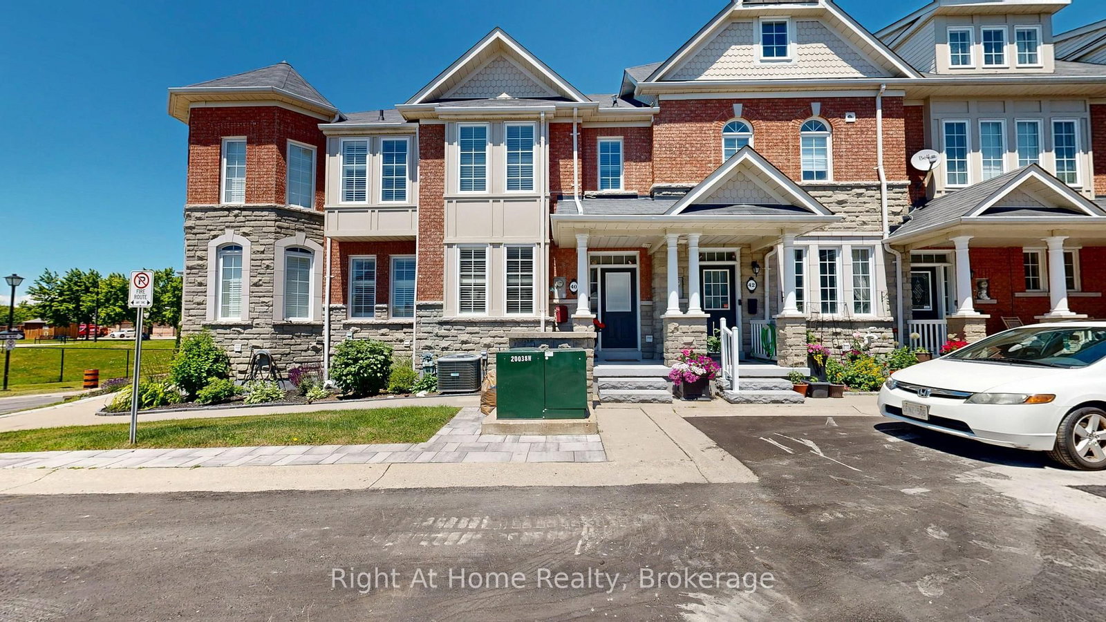 40 Torr Lane • Ajax, ON photo 2