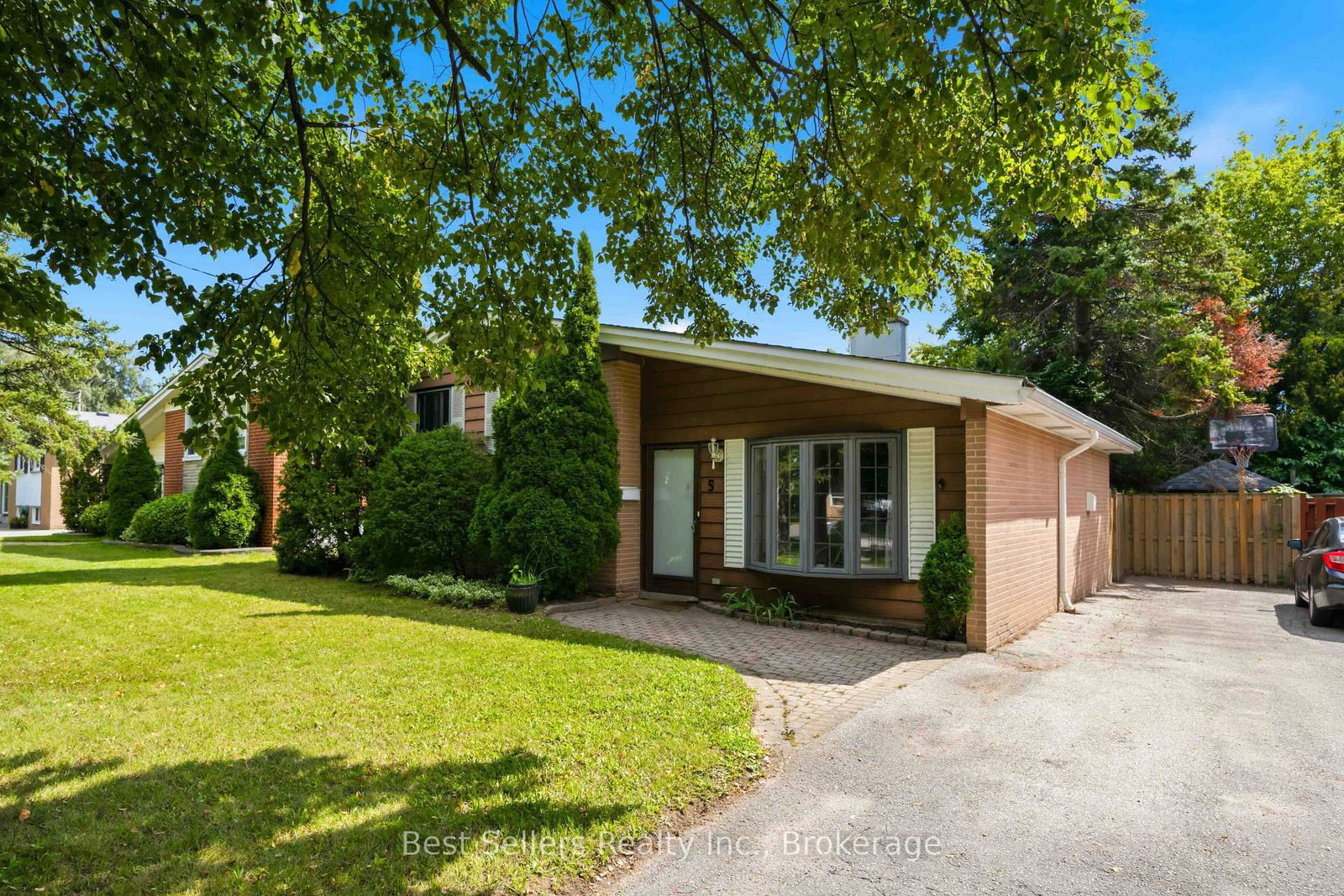 5 Benfrisco Crescent • Toronto, ON photo 3