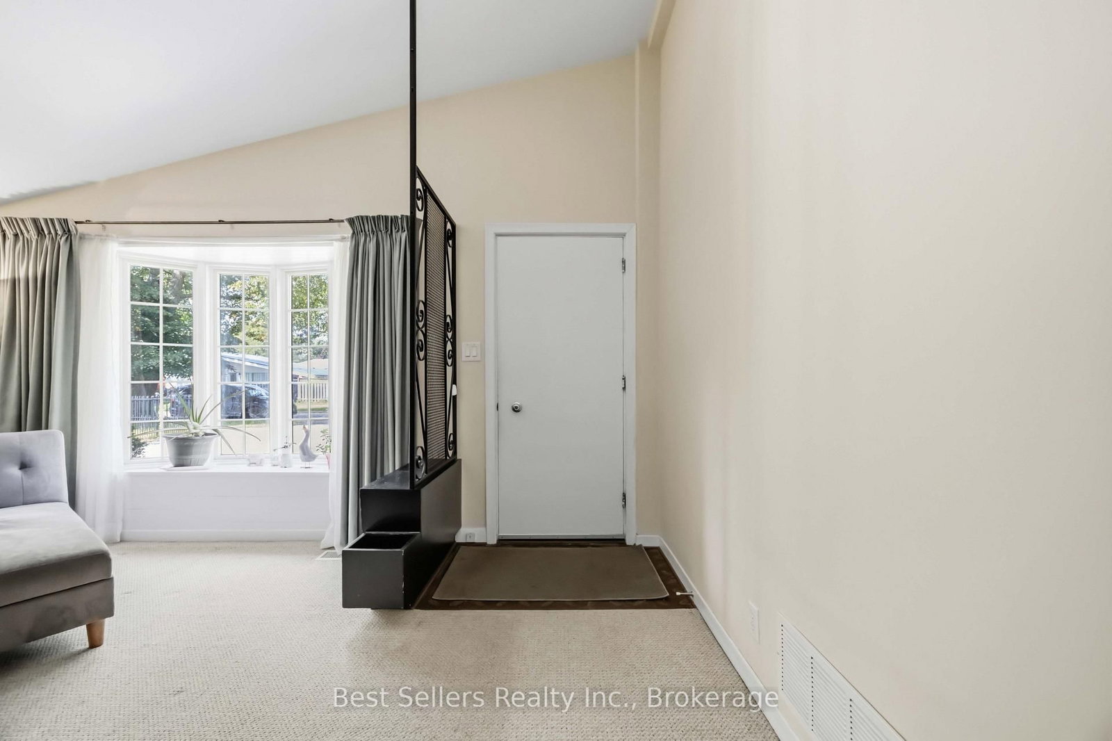 5 Benfrisco Crescent • Toronto, ON photo 5