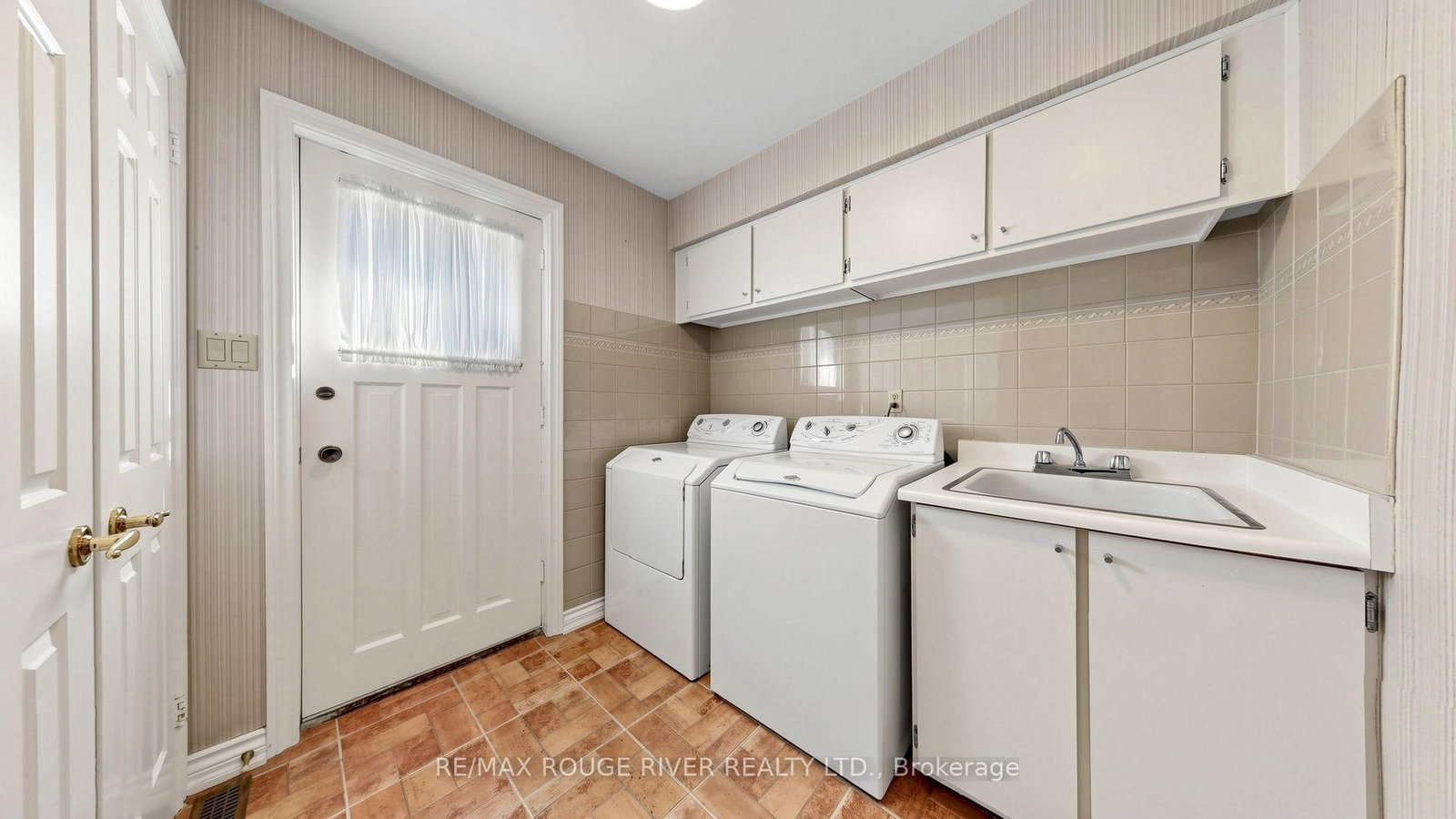 31 Delbeatrice Crescent • Toronto, ON photo 22