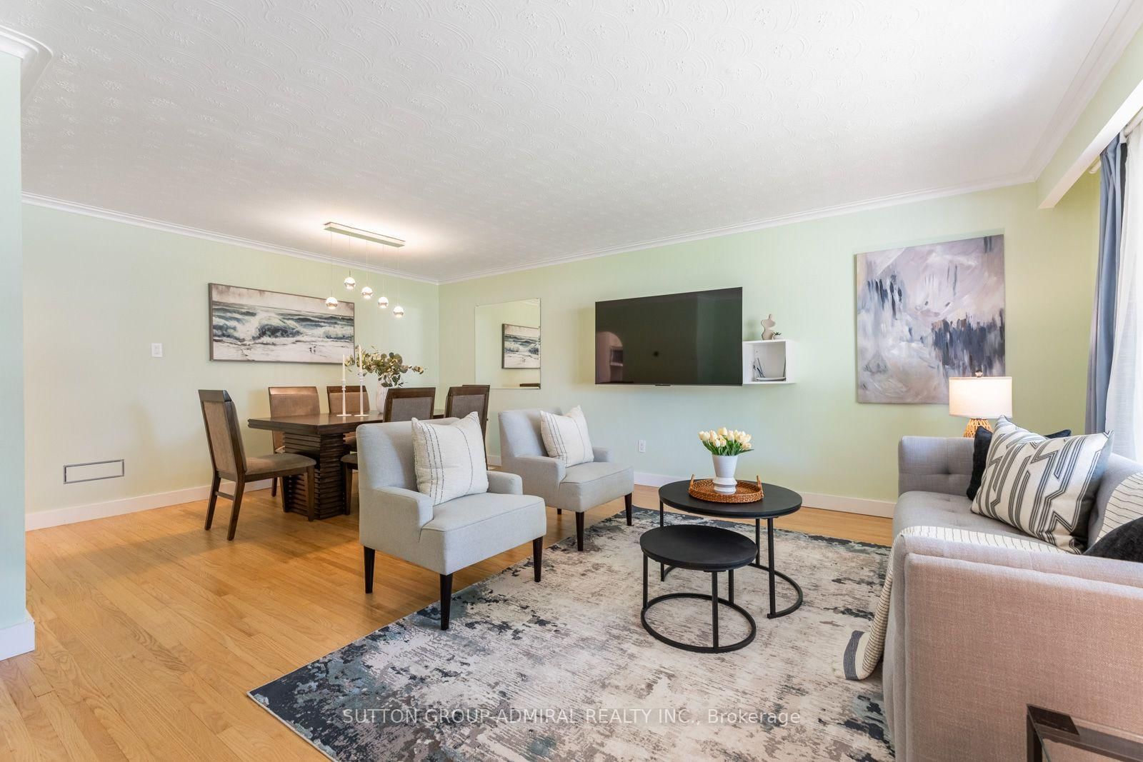 25 Rowallan Drive • Toronto, ON photo 10