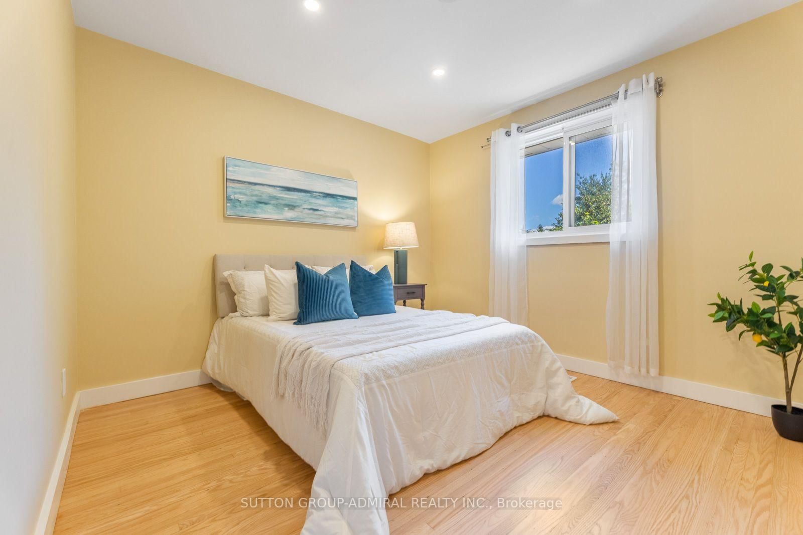 25 Rowallan Drive • Toronto, ON photo 18