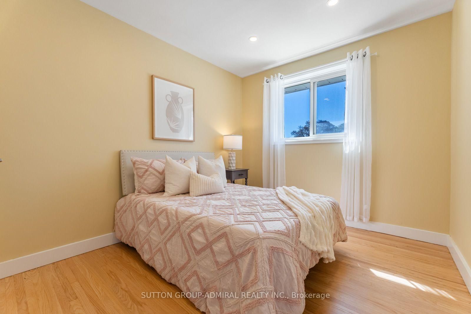 25 Rowallan Drive • Toronto, ON photo 21