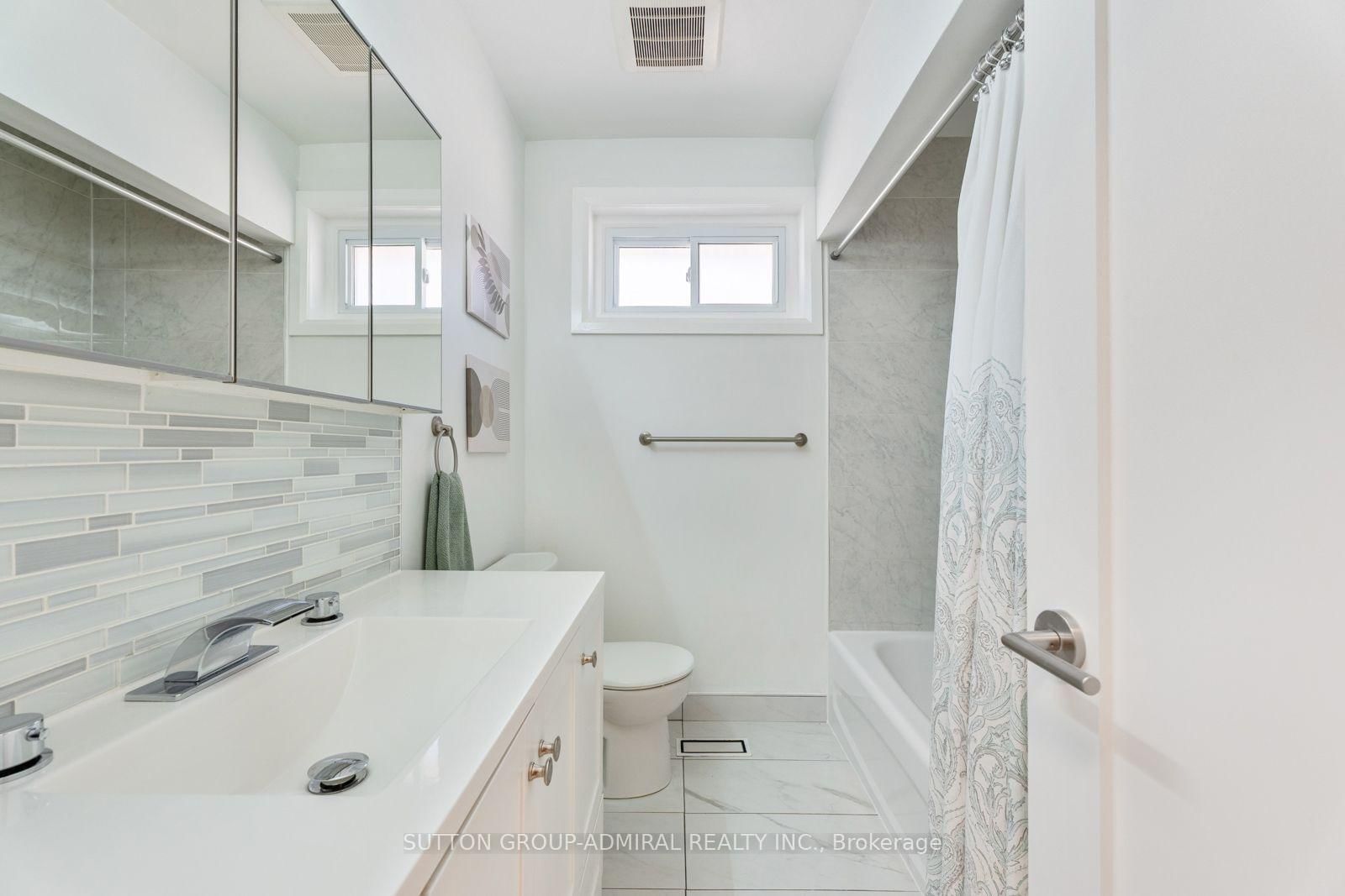 25 Rowallan Drive • Toronto, ON photo 23