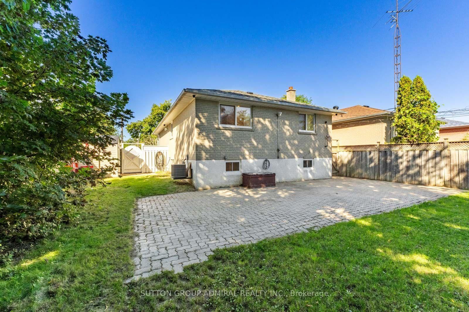 25 Rowallan Drive • Toronto, ON photo 41