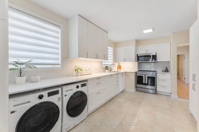 25 Rowallan Drive • Toronto, ON photo 6