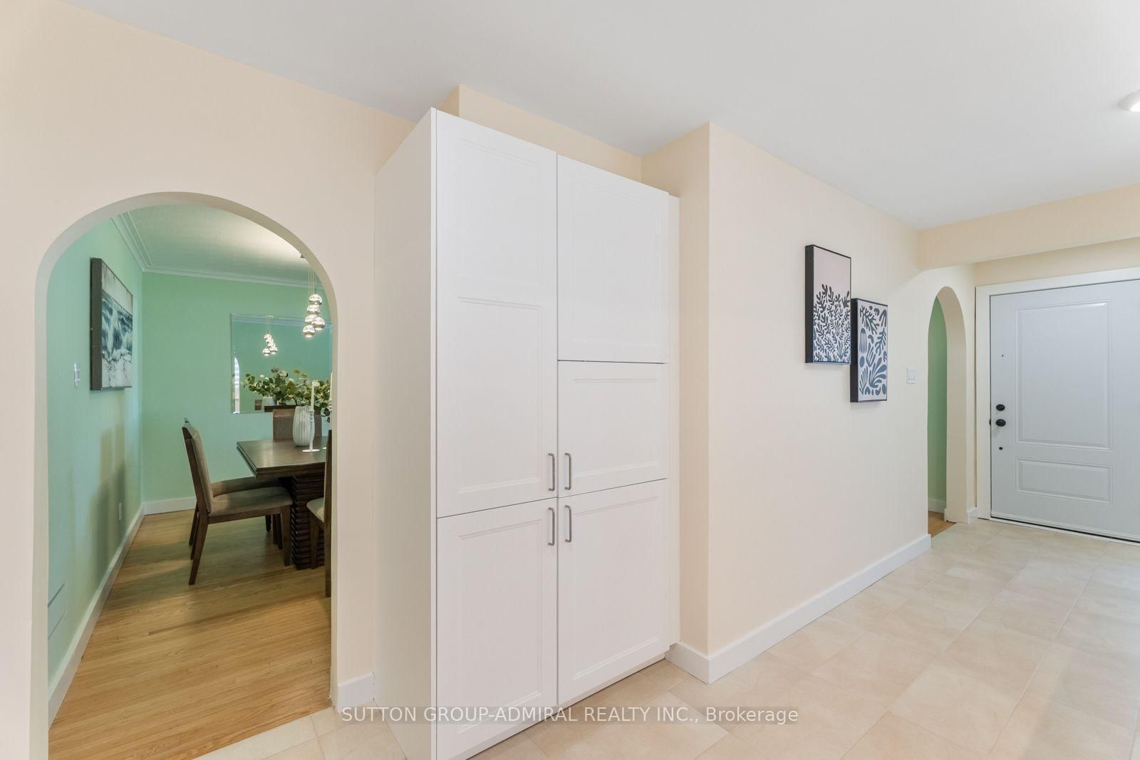 25 Rowallan Drive • Toronto, ON photo 9