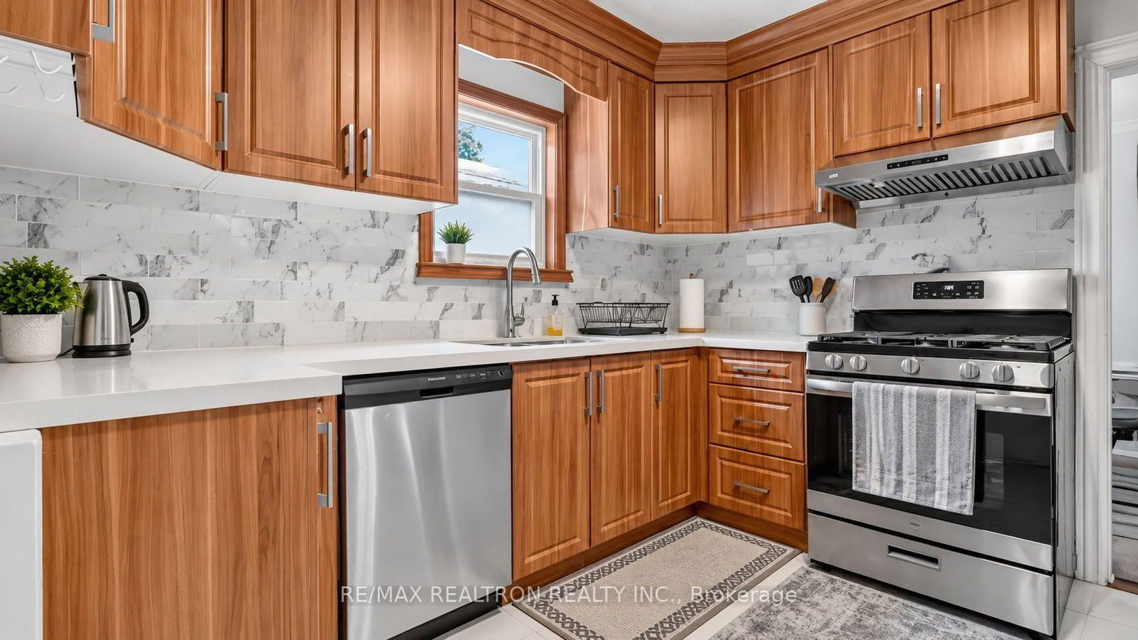 82 Ranstone Gardens • Toronto, ON photo 9