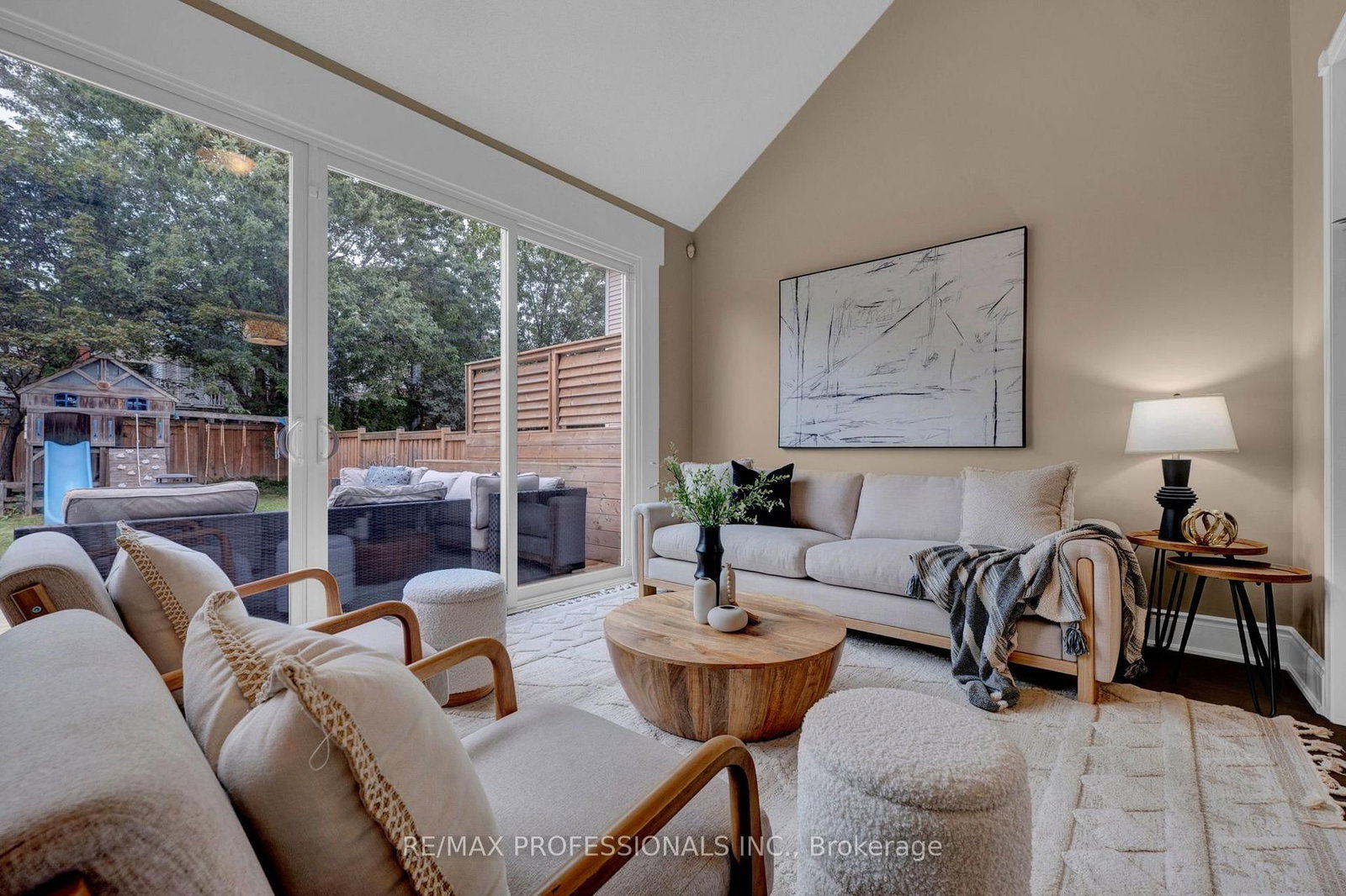 8 Shelter Bay Court • Whitby, ON photo 10