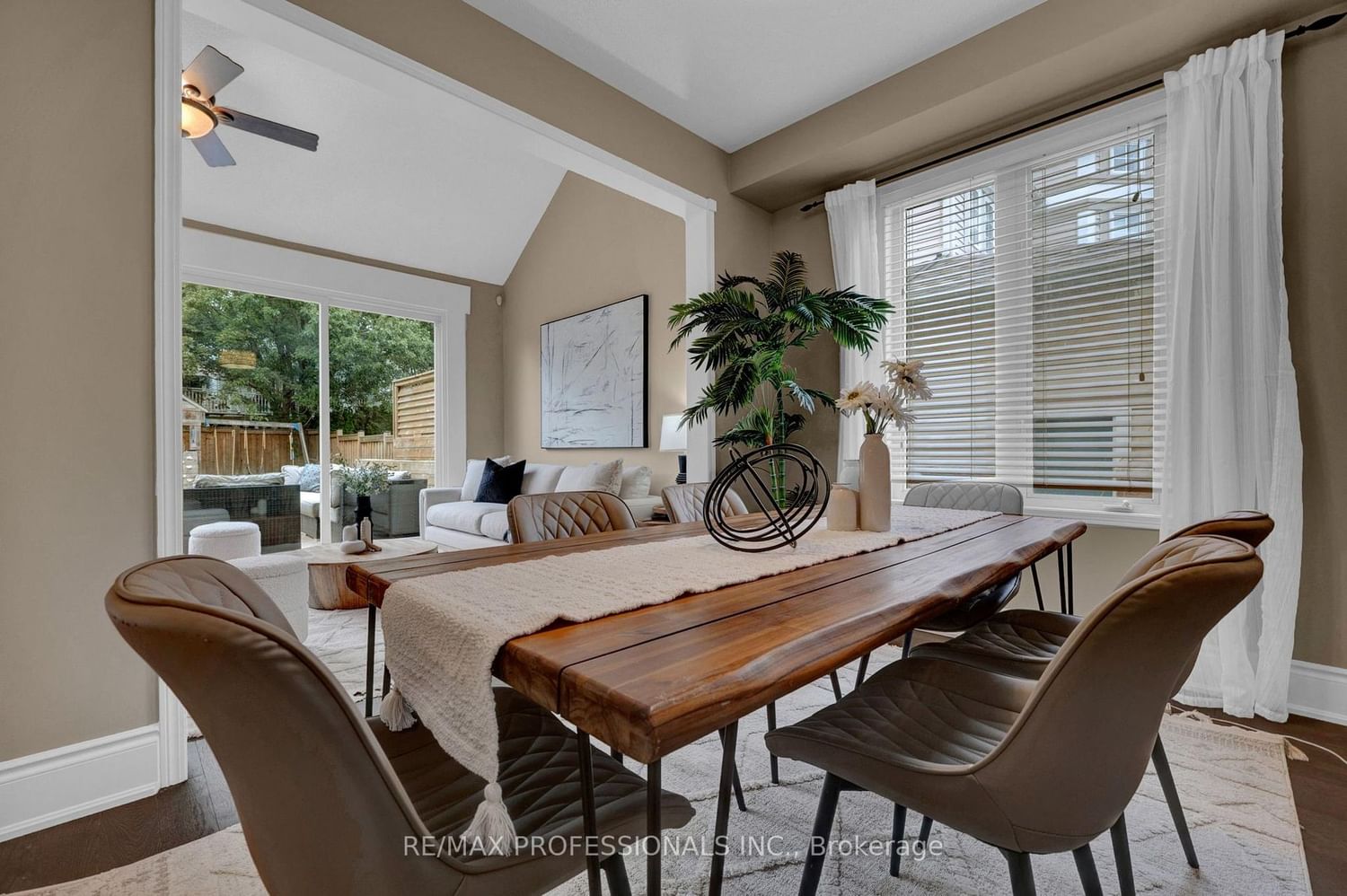 8 Shelter Bay Court • Whitby, ON photo 11