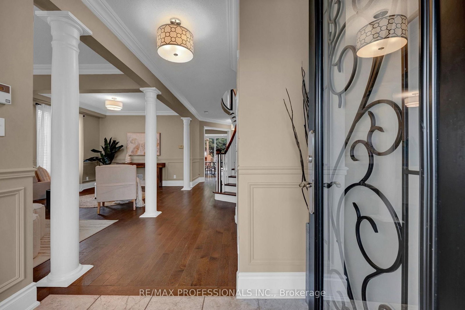 8 Shelter Bay Court • Whitby, ON photo 2