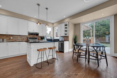 8 Shelter Bay Court • Whitby, ON photo 4