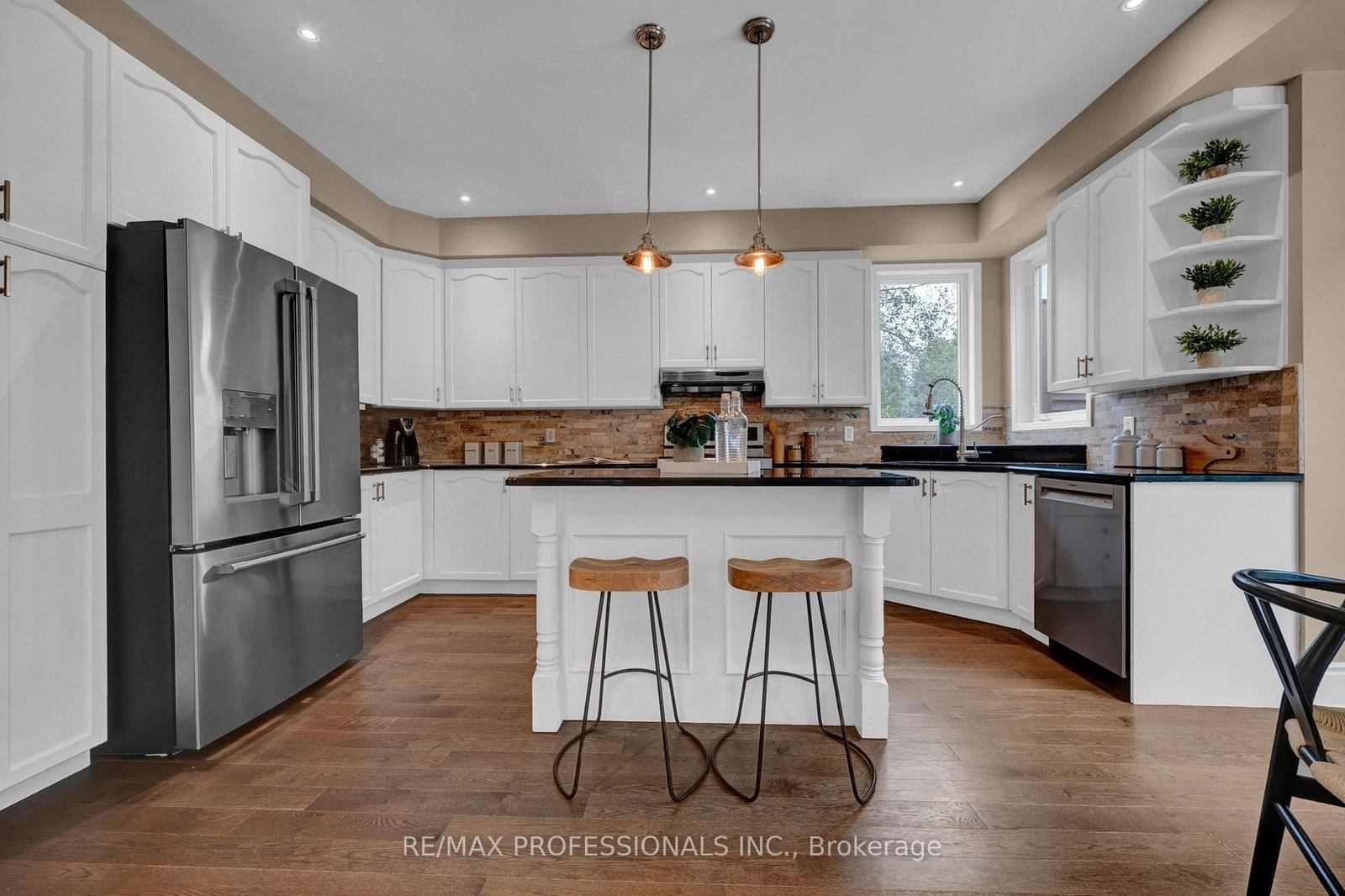 8 Shelter Bay Court • Whitby, ON photo 5