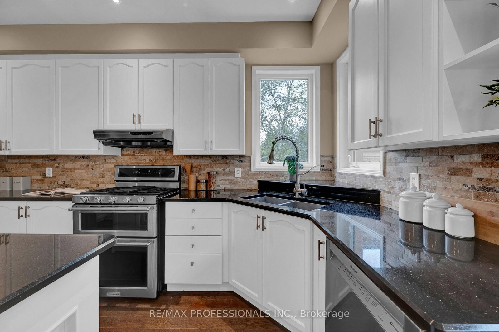8 Shelter Bay Court • Whitby, ON photo 6