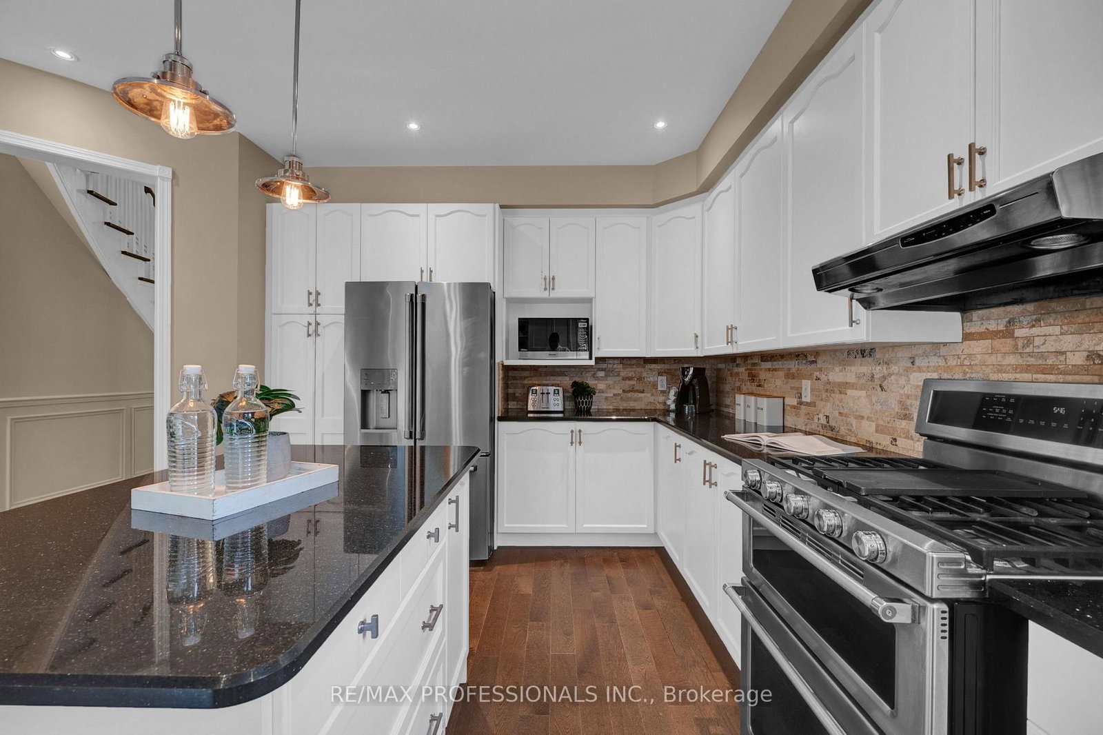 8 Shelter Bay Court • Whitby, ON photo 7