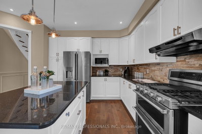 8 Shelter Bay Court • Whitby, ON photo 7