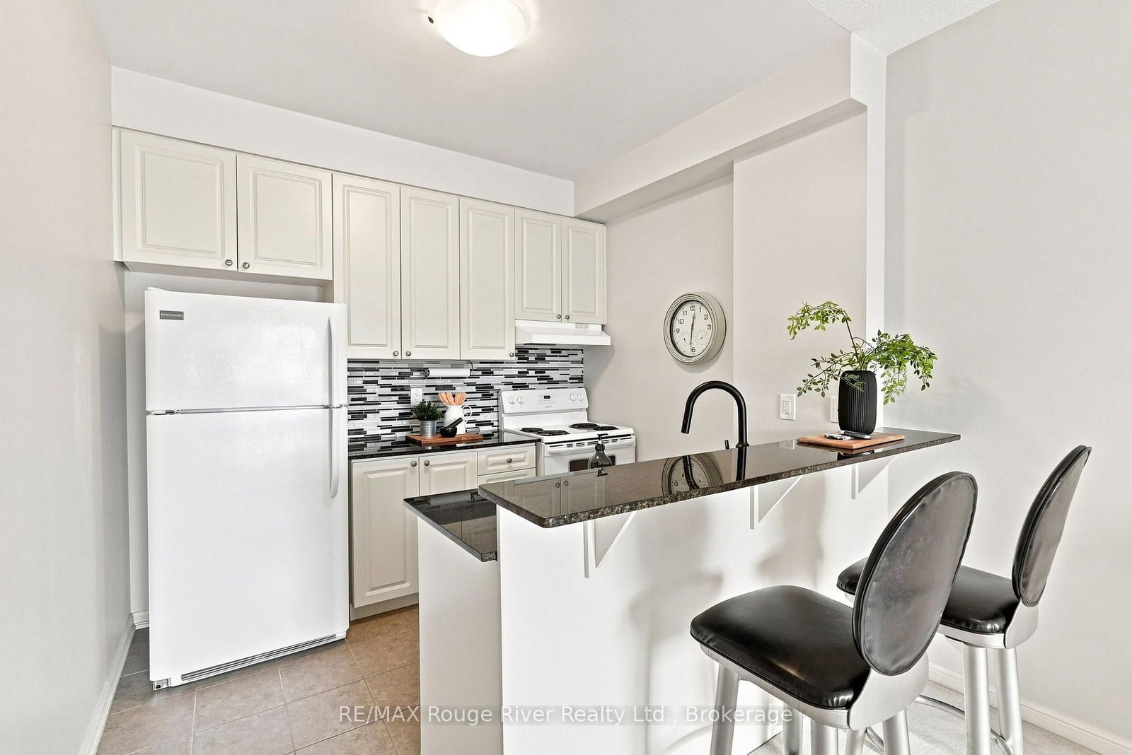 1 Sidney Lane • #311 • Clarington, ON photo 4