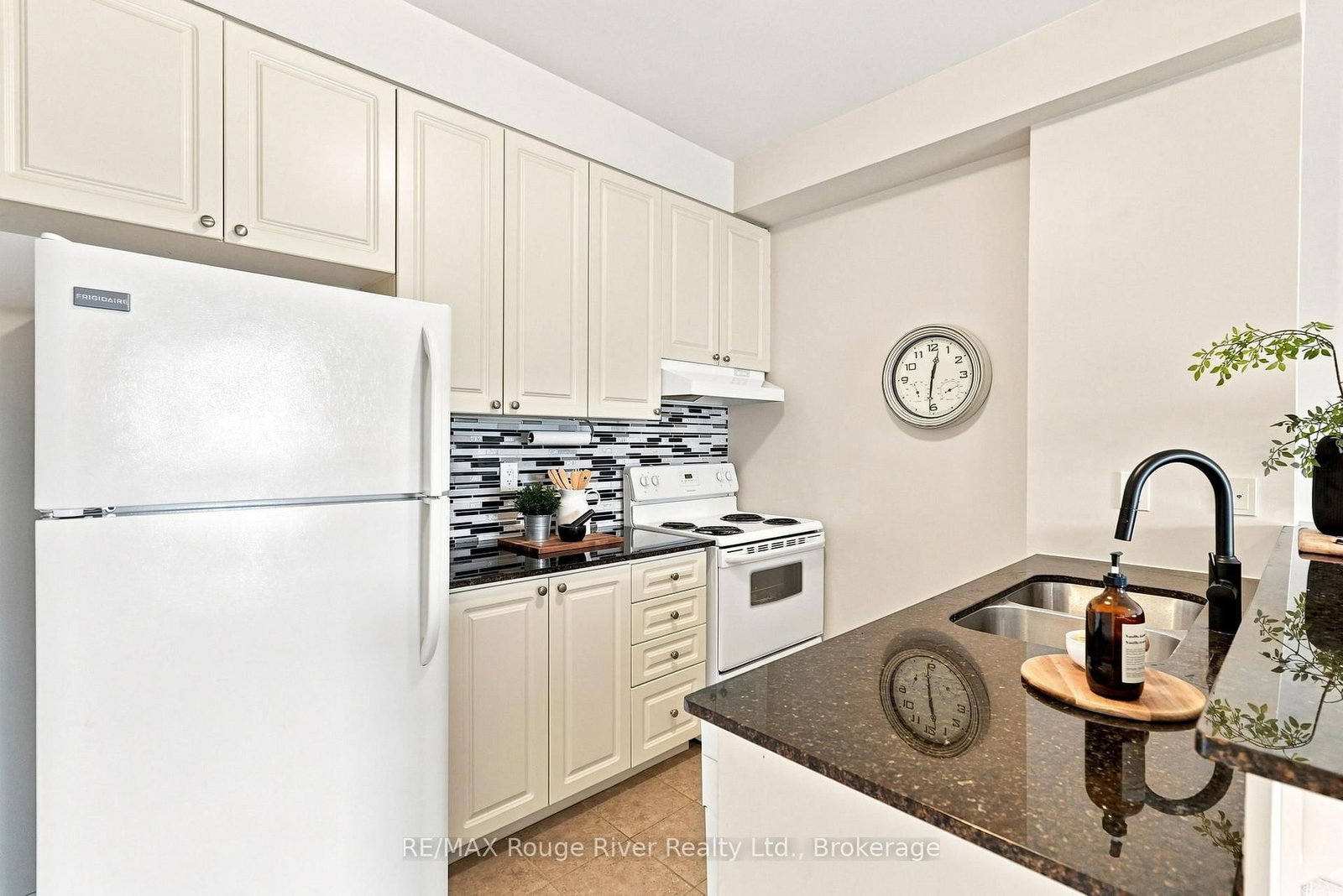 1 Sidney Lane • #311 • Clarington, ON photo 6