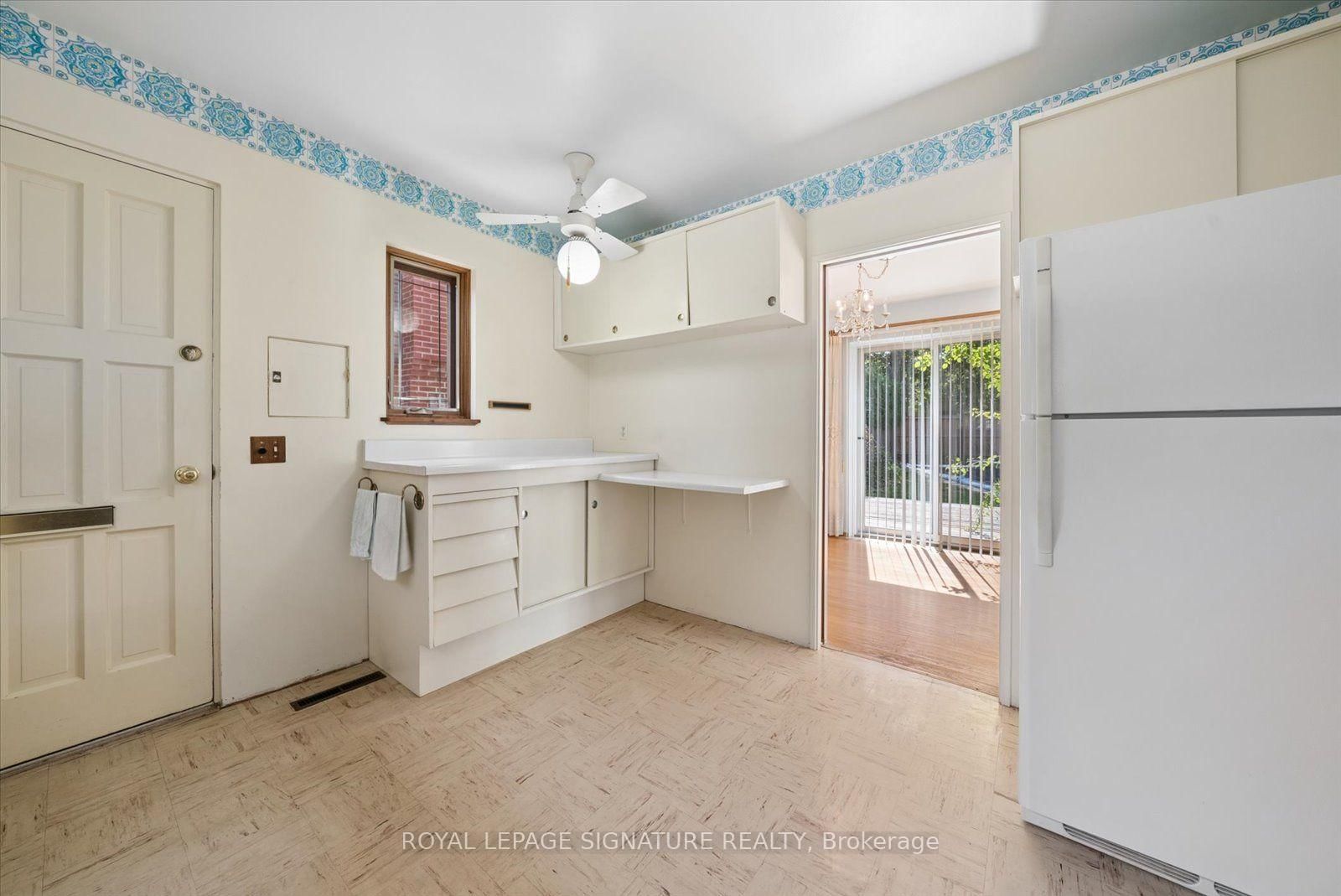 17 Lesterwood Crescent • Toronto, ON photo 16
