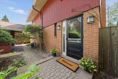 17 Lesterwood Crescent • Toronto, ON photo 3