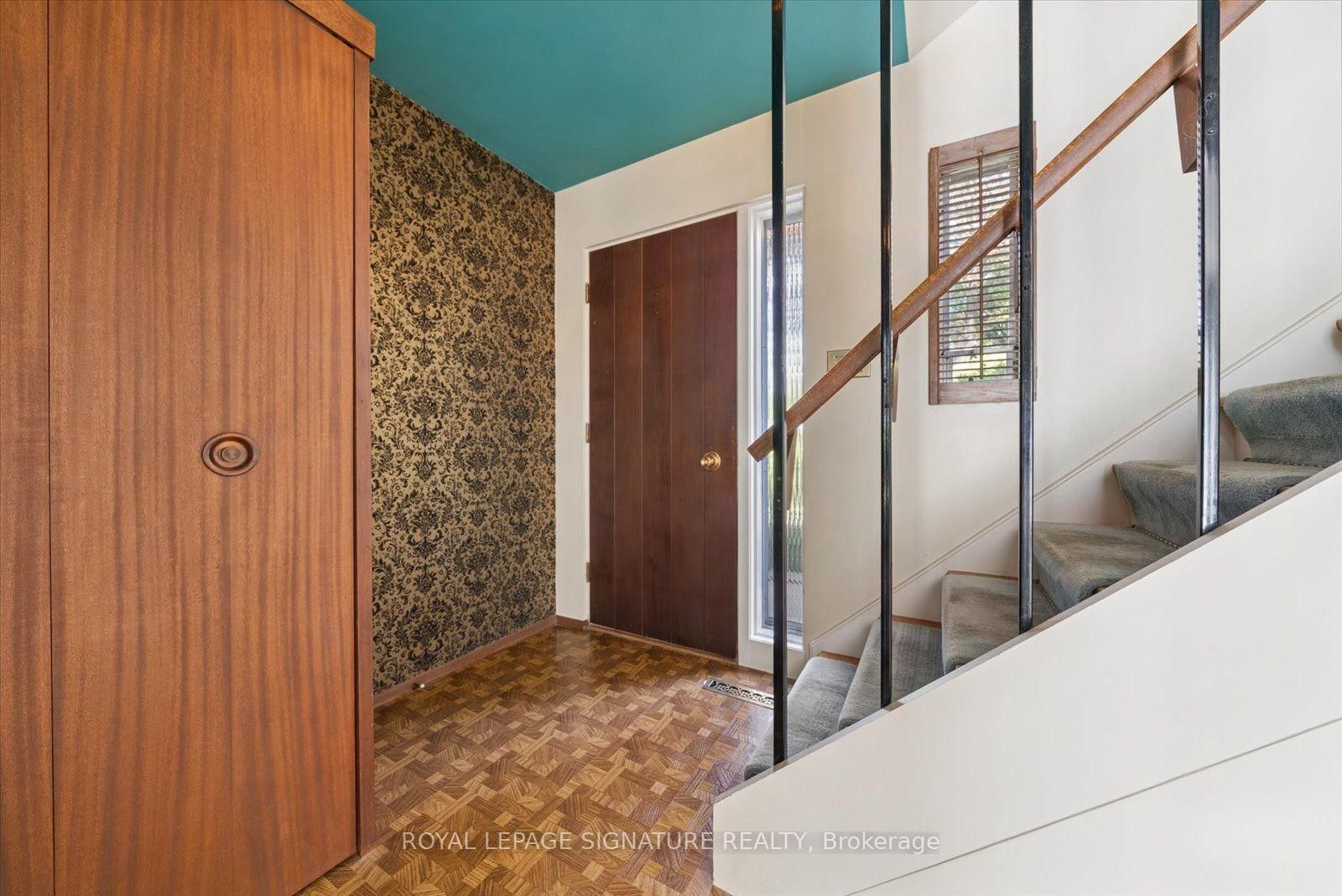17 Lesterwood Crescent • Toronto, ON photo 4