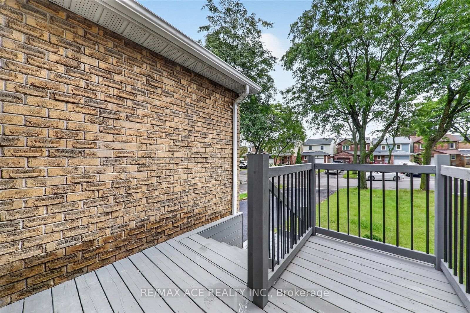 101 Greenfield Crescent • Whitby, ON photo 6