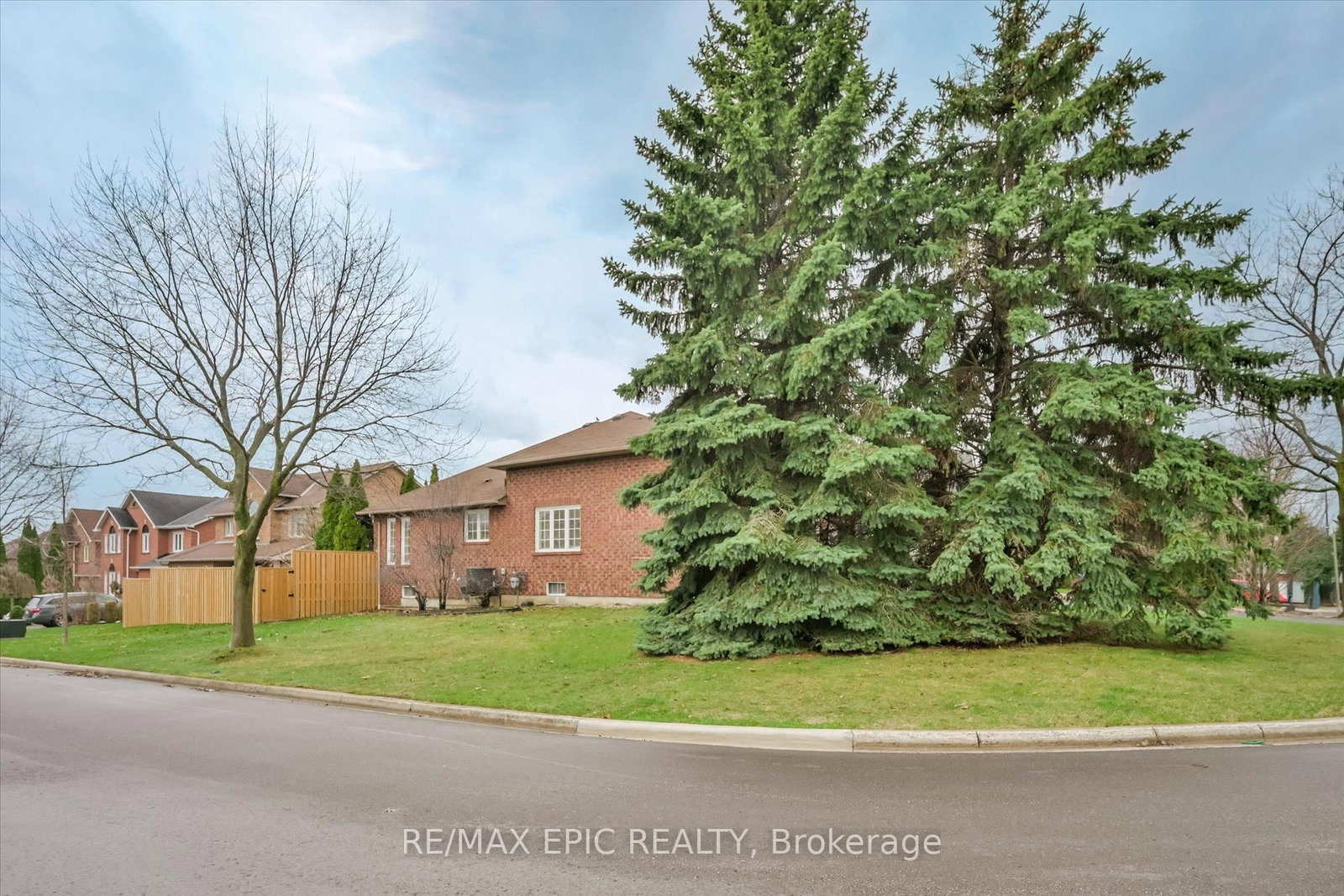 33 Emmett Place • Whitby, ON photo 3