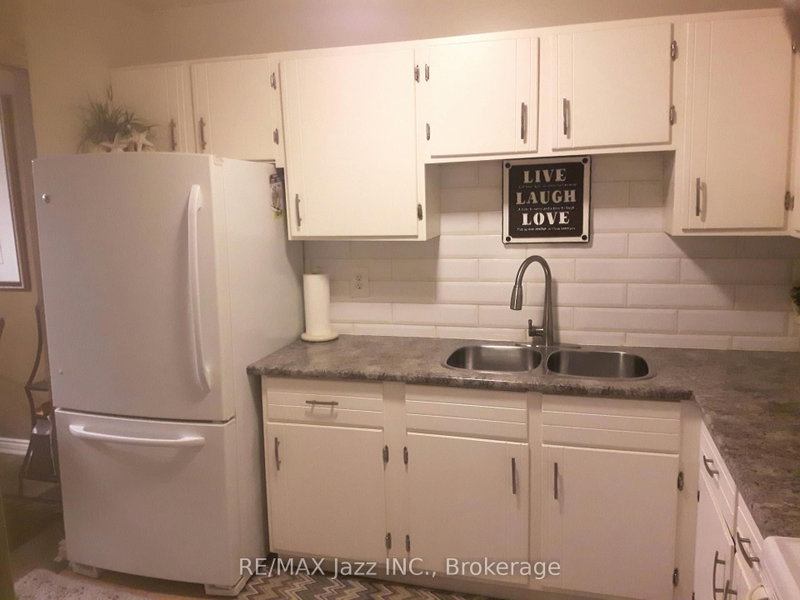 304 - 131 Taunton Road E