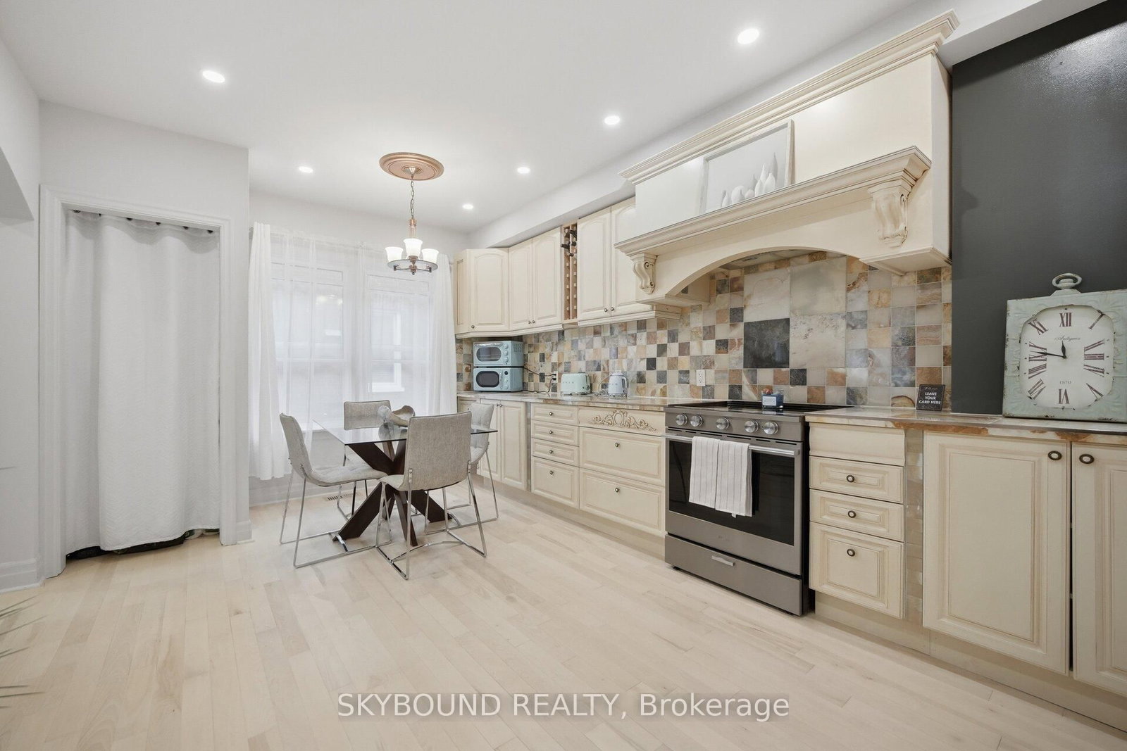 27 Rowe Street • Oshawa, ON photo 12
