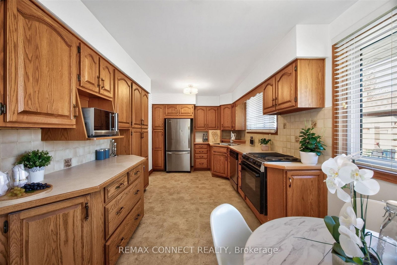 42 Bainhart Crescent • Toronto, ON photo 10