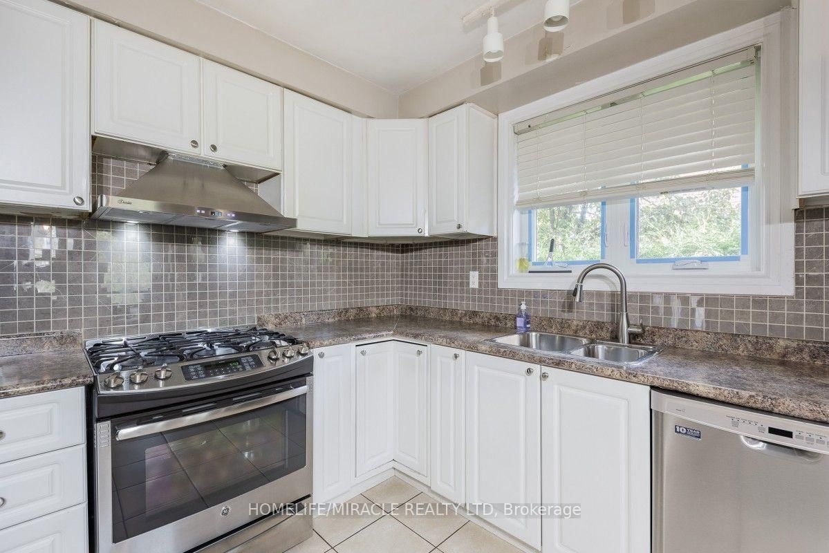 20 Mayhill Crescent • Toronto, ON photo 11