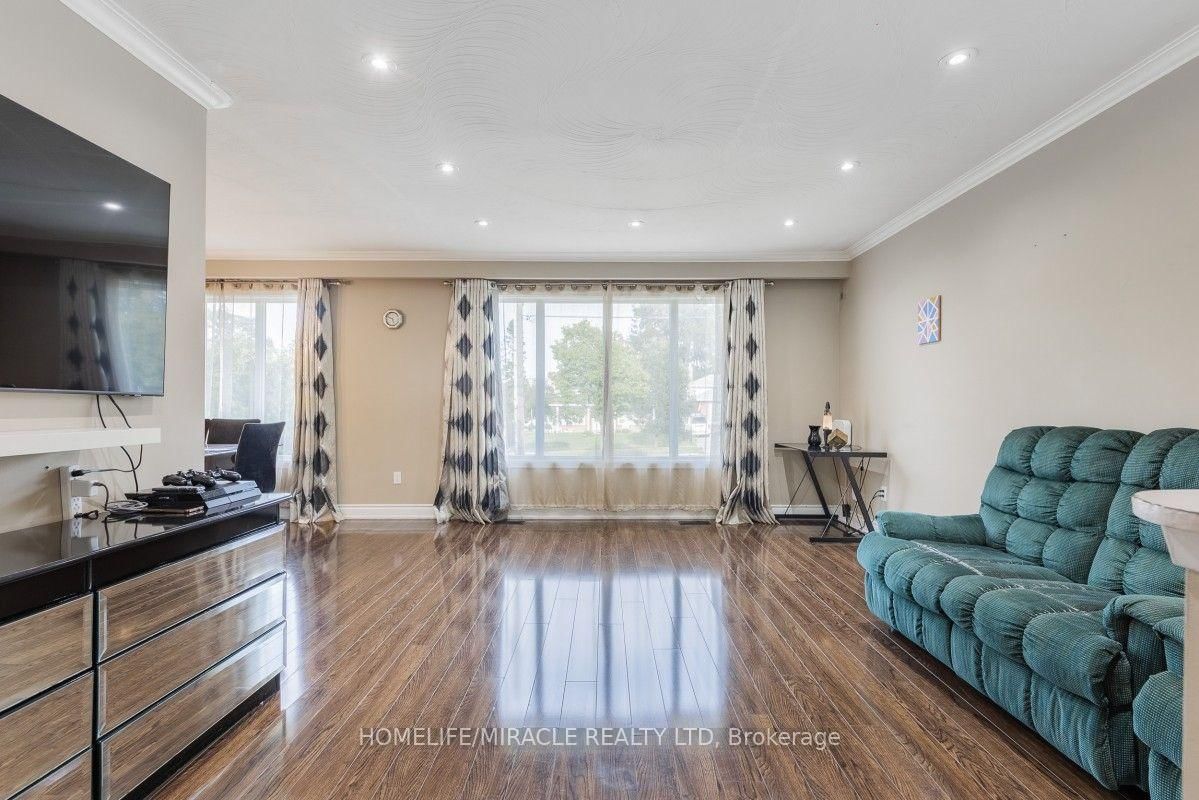 20 Mayhill Crescent • Toronto, ON photo 5